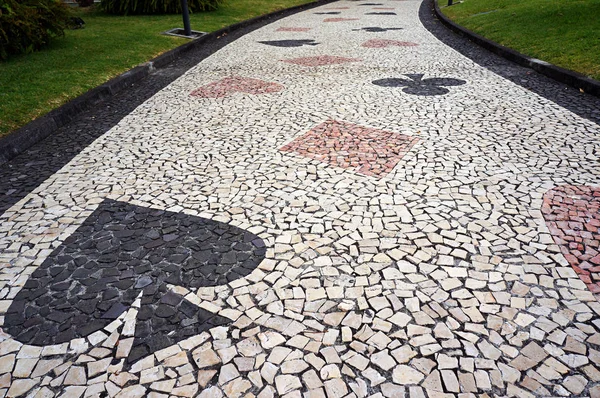 Dlaždic mozaikové dlažby chodníků v Funchal, Madeira, Portugalsko. — Stock fotografie