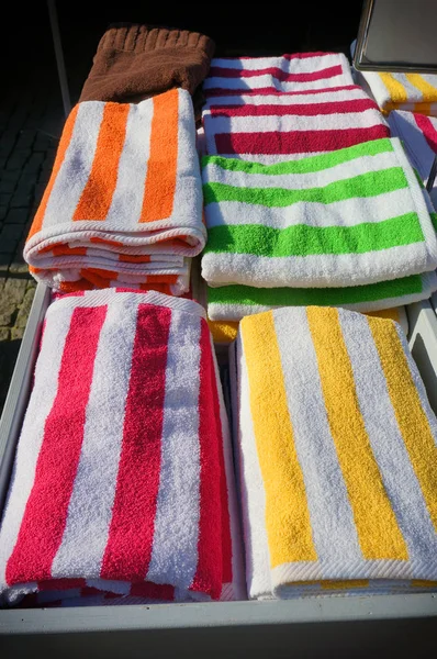 Полосатые полотенца на рынке . — стоковое фото