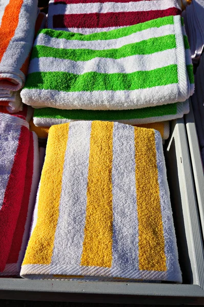 Randiga handdukar på marknaden. — Stockfoto
