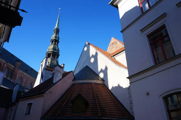 Staré středověké budovy v Rize, Lotyšsko. — Stock fotografie