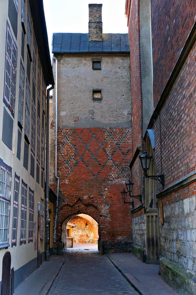 Rue médiévale dans la vieille ville de Riga, Lettonie . — Photo