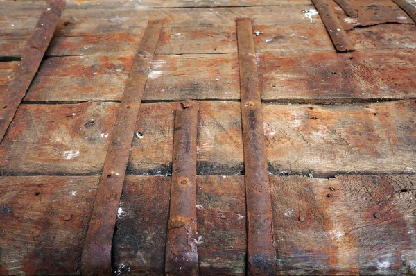 Metalowa zardzewiała powierzchnia starego drewnianego kist. — Zdjęcie stockowe