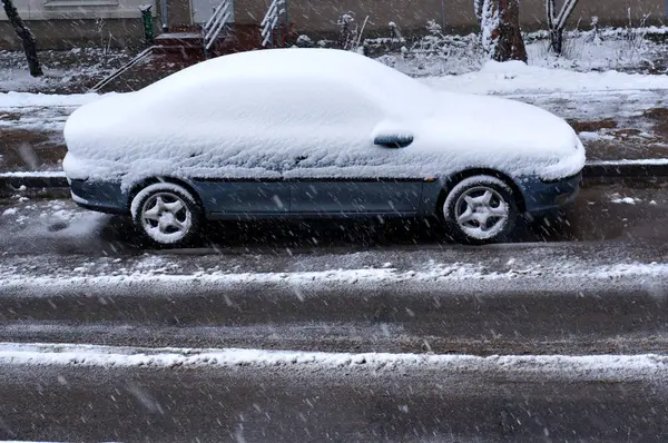 Snow on car after snowfall. — Stock Photo, Image