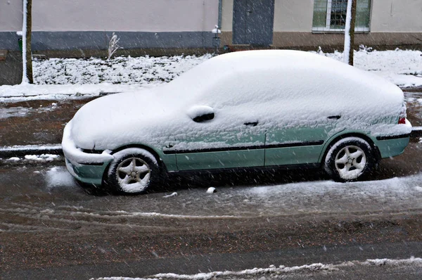 Снег на машине после снегопада . — стоковое фото