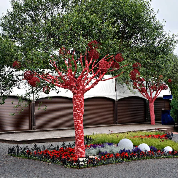 Árbol decorado con bolas y corazones sobre tela roja . —  Fotos de Stock