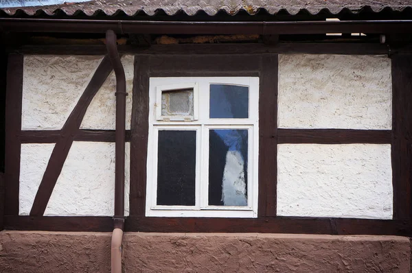 Janela na fachada da velha casa de meia-madeira . — Fotografia de Stock