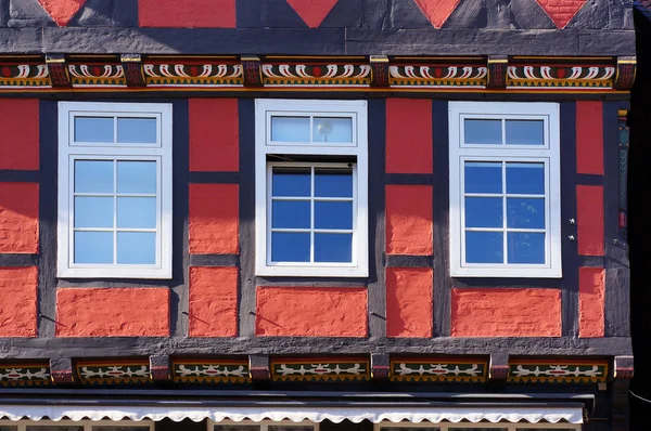 Fenêtres de maison médiévale à colombages à Celle, Allemagne . — Photo