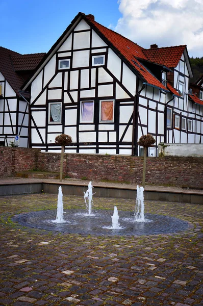 Half-timbered house and fountain in Bodenwerder, Germany. — ストック写真