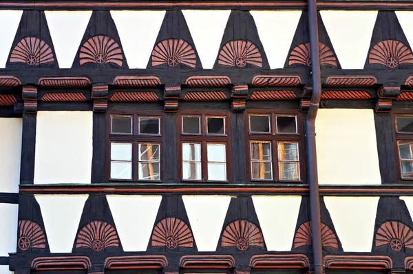 Διακοσμημένη πρόσοψη μεσαιωνικού σπιτιού στο Quedlinburg, Γερμανία. — Φωτογραφία Αρχείου