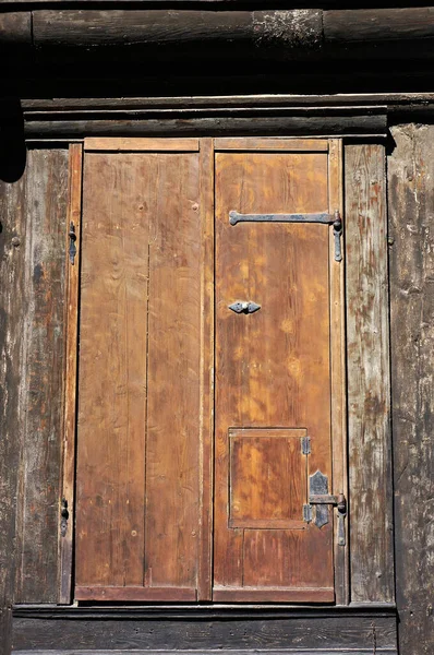 Portas de janela de madeira da antiga casa medieval . — Fotografia de Stock