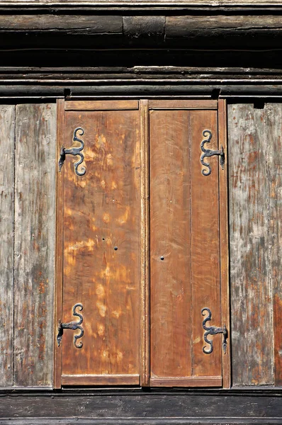 Ξύλινα παραθυρόφυλλα του παλιού μεσαιωνικού σπιτιού. — Φωτογραφία Αρχείου