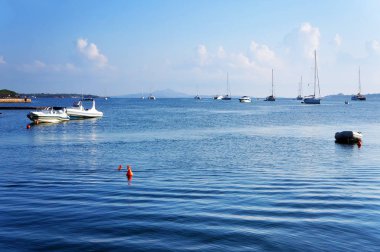 Arzachena Körfezi 'nde yatlar, Cannigione yakınlarında, Sardunya, İtalya