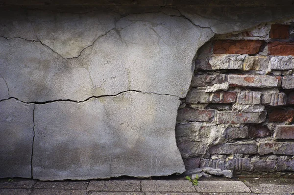 Cracked damaged surface of wall. — Stock Photo, Image