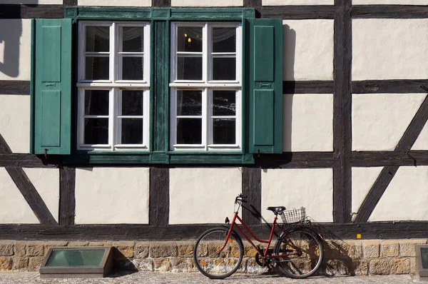 Rower przed starym domem z muru pruskiego w Quedlinburgu, Germ — Zdjęcie stockowe