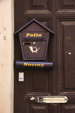 Çek Cumhuriyeti 'nin Olomouc kentindeki kapılarda metal posta kutusu.