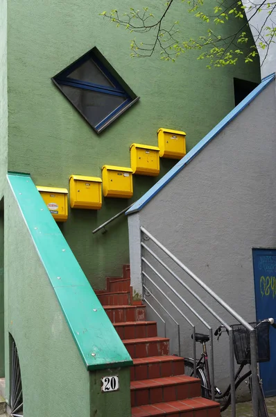 Caixas postais amarelas na parede verde. Entrada em casa. Bremen. , — Fotografia de Stock