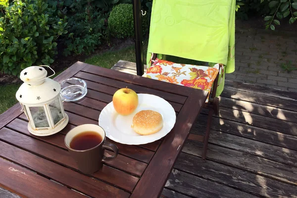 Desayuno Por Mañana Jardín Verde Verano Linterna Gorra Plato Con —  Fotos de Stock