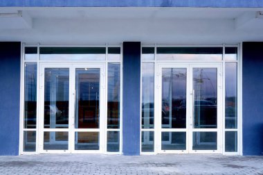 Modern binanın cam kapıları..                       