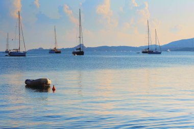Cannigione yakınlarındaki Arzachena Körfezi 'nde tekneler. İtalya' nın Sardunya 'nın kuzeyinde bulunan ünlü bir deniz tatil beldesi..