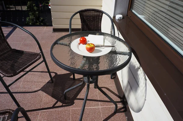 Ранковий Вегетаріанський Сніданок Яблуком Помідорами Круглому Скляному Столі Терасі — стокове фото