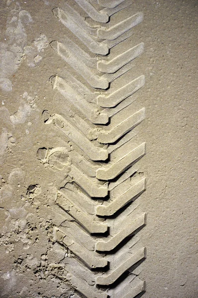 Reifenspuren Auf Sand Vertikales Bild Der Laufflächenabdrücke — Stockfoto
