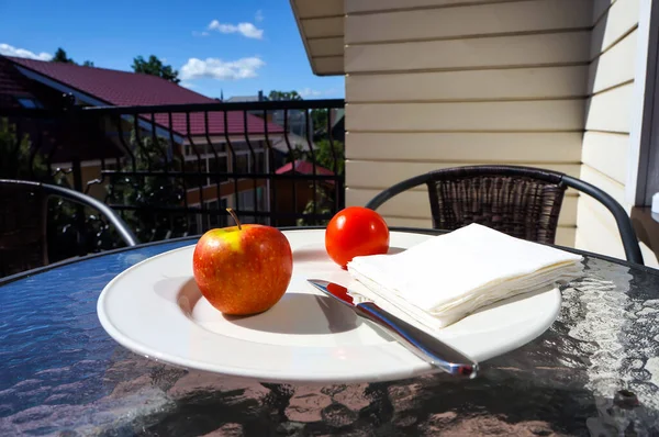 Ранковий Вегетаріанський Сніданок Яблуком Помідорами Круглому Скляному Столі Терасі — стокове фото