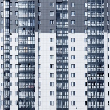 Yeni, modern, yüksek katlı apartman cephesi.                