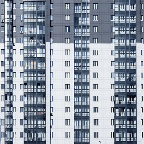 Yeni Modern Yüksek Katlı Apartman Cephesi — Stok fotoğraf