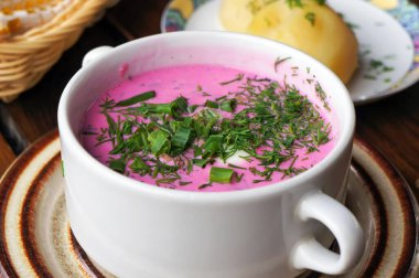 Ekşi kremalı ve yeşillikli soğuk pancar çorbası. Dereotu ve yeşil soğan. Seçici odak.