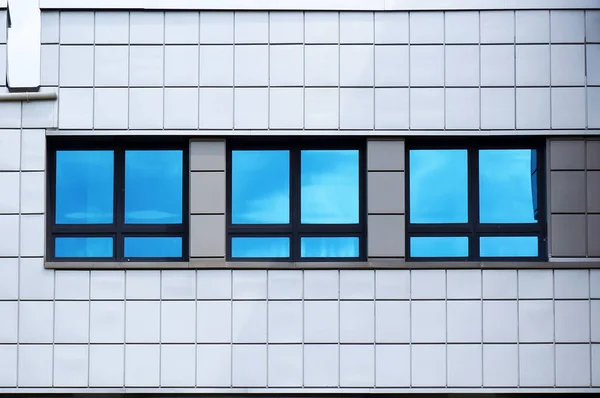 Fachada Edificio Moderno Reflejo Del Cielo Azul Cristal Las Ventanas —  Fotos de Stock