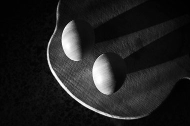 Tahta üzerinde iki tavuk yumurtası. Siyah ve beyaz resim.