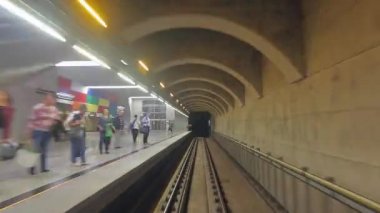 Metro yolculuğu görünümü