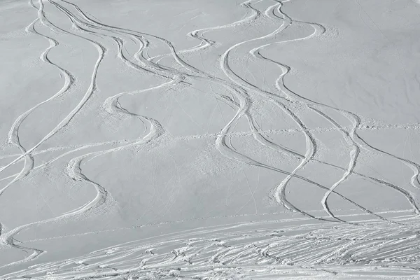 Pista de esquí con curvas frescas — Foto de Stock
