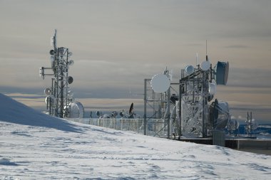 Kışın bir tepe üzerinde verici kuleleri