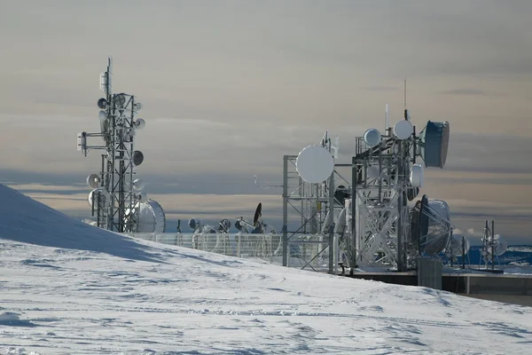 Nadajnik wieże na wzgórzu w zimie — Zdjęcie stockowe