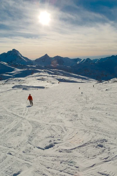 Skiën op de hellingen van de Alpen — Stockfoto