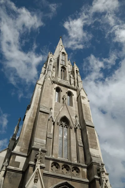 Kirchturm, blauer Himmel — Stockfoto