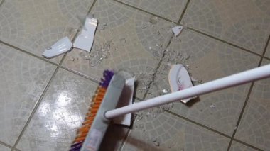 Kırık parçaları Temizleme