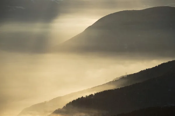 Bergen bewolkt landschap — Stockfoto