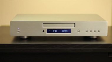 CD oynatıcı bir disk çalıyor