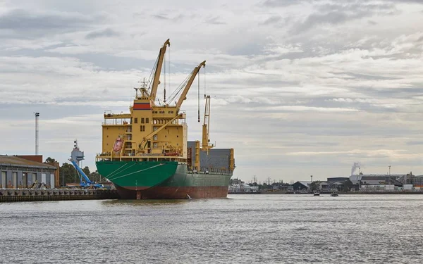 Industrieschiffe im Hafen — Stockfoto