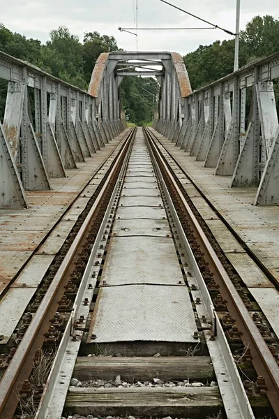 Gammel jernbanebro – stockfoto
