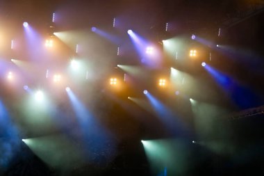 renkli konser aydınlatma