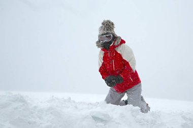 Kar ile oynarken kayakçı