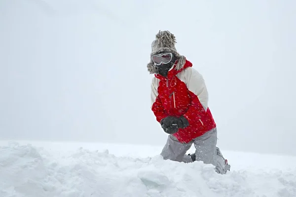 Esquiador brincando com neve — Fotografia de Stock