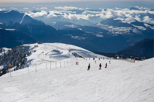 Лыжные трассы с вершины — стоковое фото