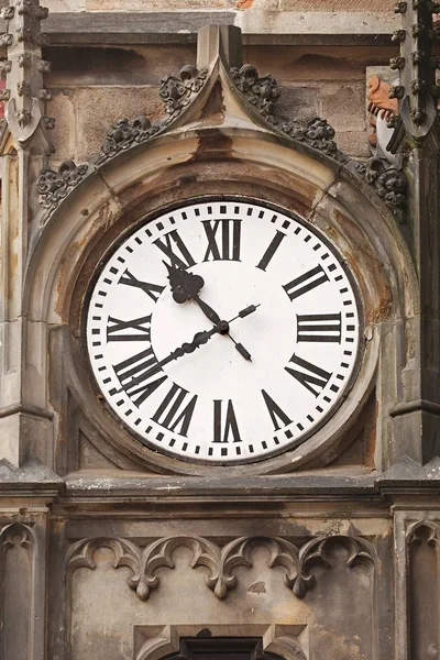 Vecchio orologio su una torre — Foto Stock