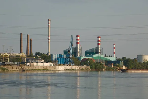 Промислові об'єкти біля річки — стокове фото