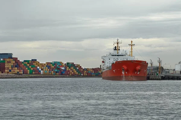 Industriële schepen in de haven — Stockfoto