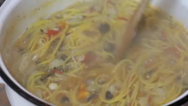 Приготування страви макарони — стокове відео